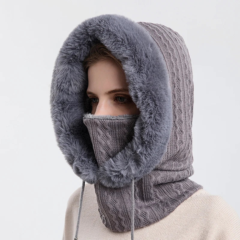 Blød, strikket unisex hættehalsedisse. Perfekt til komfort og varme i koldt vejr.