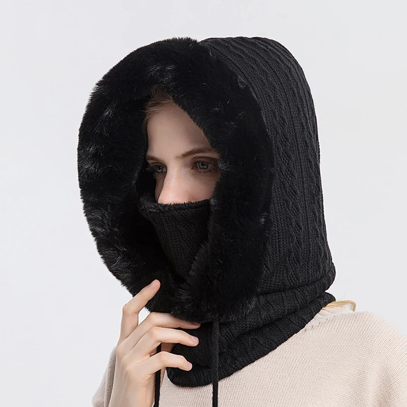 Varm strikket halsedisse med integreret hætte. Essentiel unisex beskyttelse til vinter.