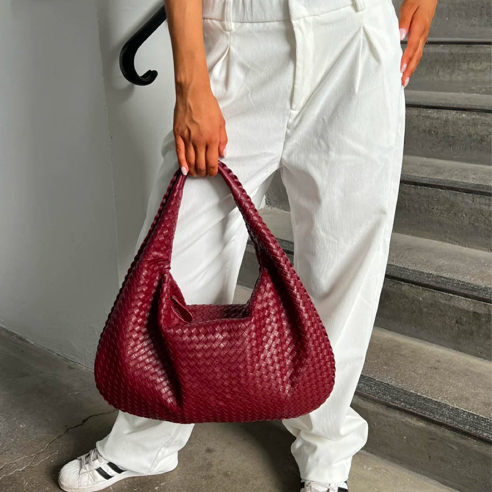 Moderne tote taske i syntetisk læder med struktureret design, perfekt til den travle hverdag og kontoret.