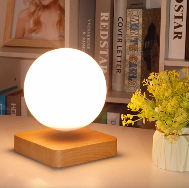 Svævende månelampe med LED-lys, perfekt som stemningsbelysning eller unik hjemmedekoration.