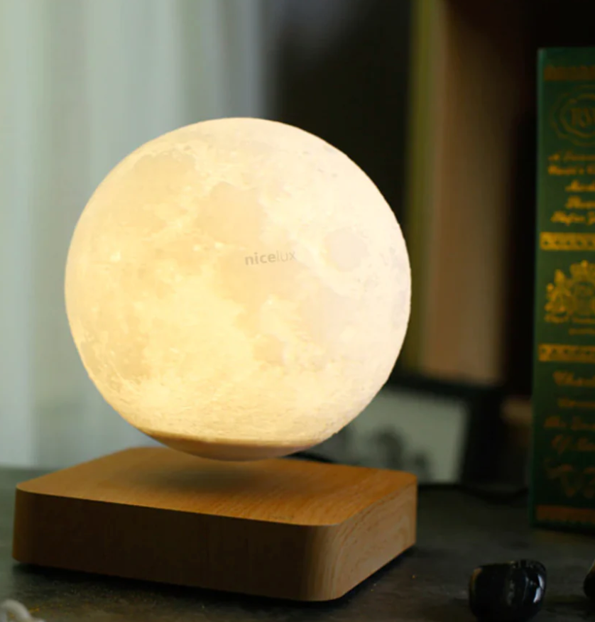 Hvid celestial svævende månelampe til magisk stemning. En futuristisk LED-lampe og perfekt gaveidé.