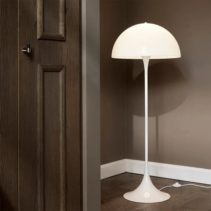 "Svampeformet gulvlampe i nordisk design med LED-belysning, minimalistisk look. Tilføjer stil og hygge til rummet."