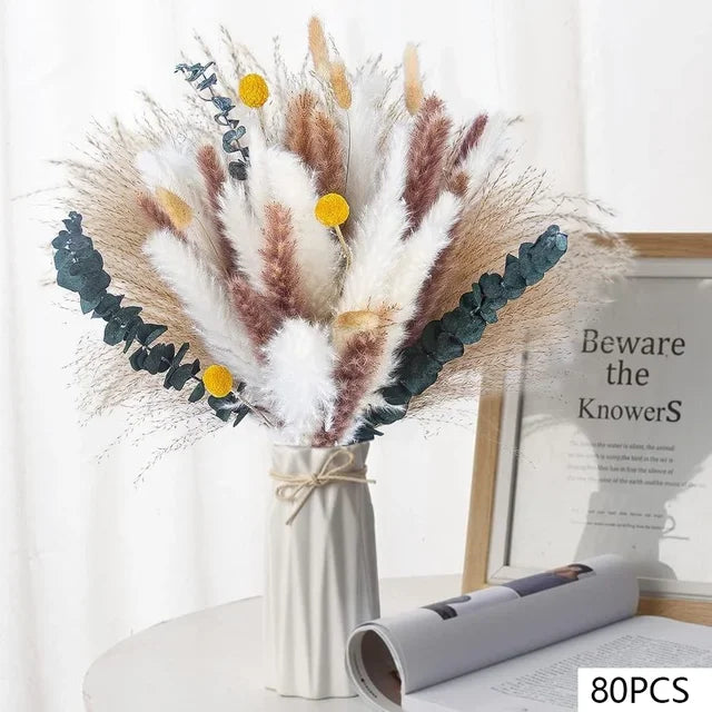 Smuk tørret blomsterbuket, ideel som bryllupsblomster eller elegant festpynt med naturlig charme.