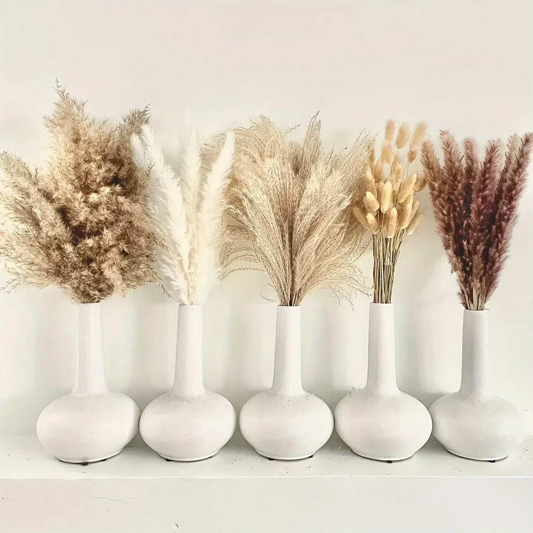 Tørrede blomsterbuket til vase på spisebordet. Perfekt til nordisk boho-inspireret hjemmeindretning.