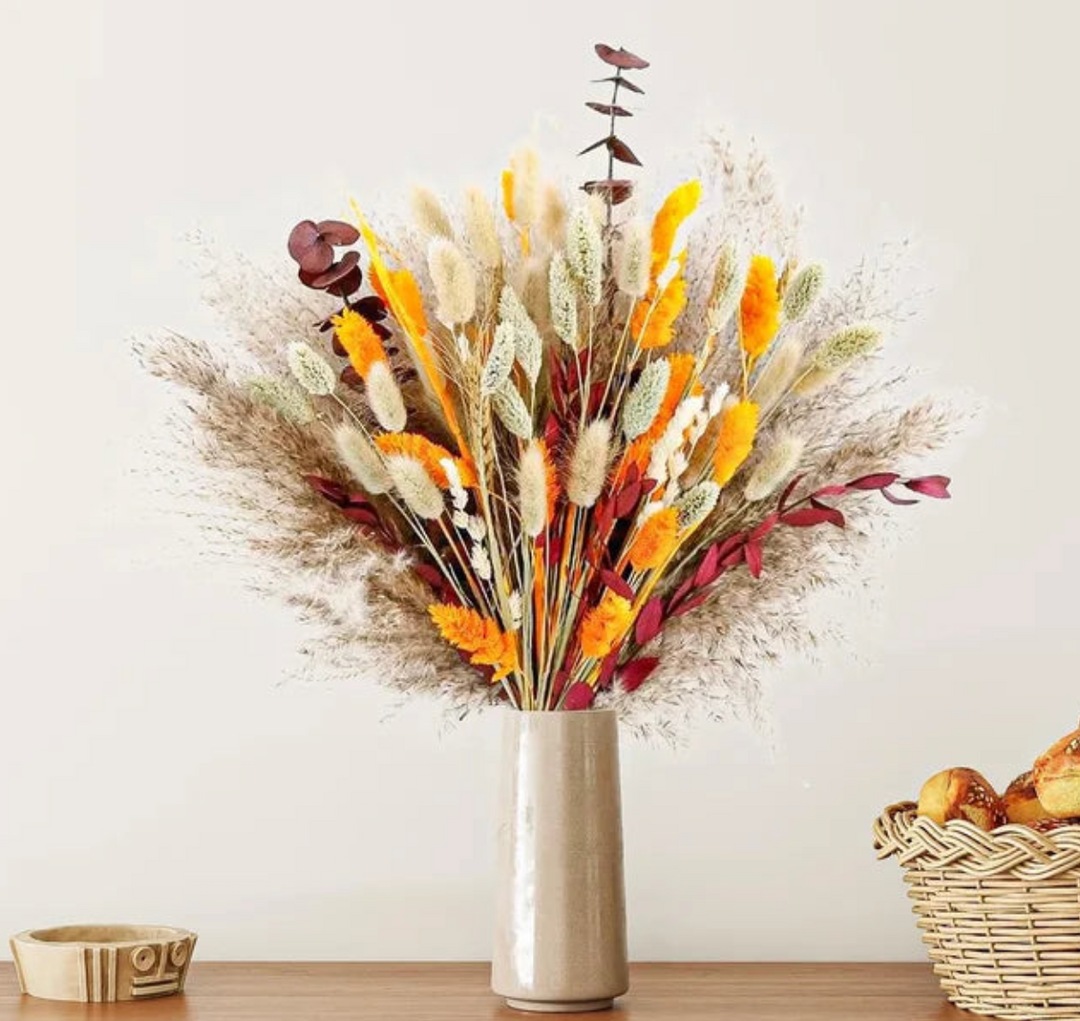 Håndbundet buket af tørrede blomster i naturlige nuancer. Tilføjer et unikt touch til din indretning.