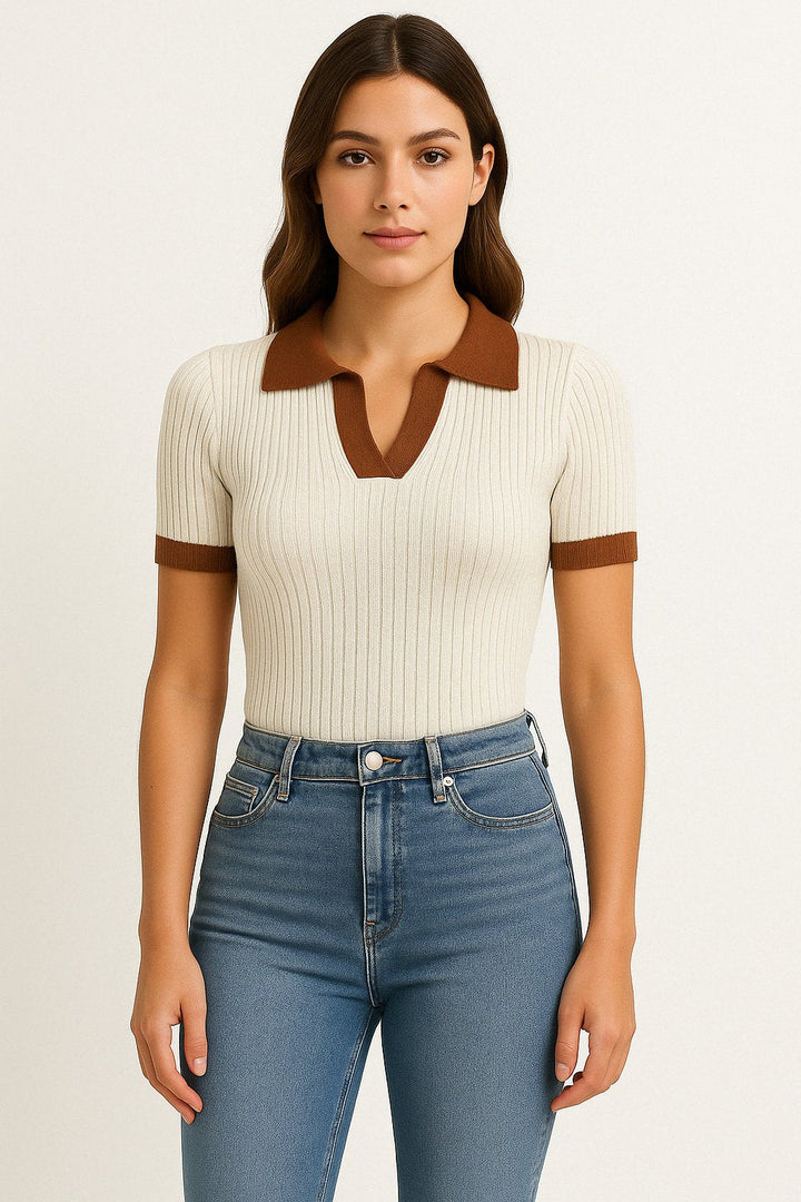Tætsiddende ribbet dame polo shirt med korte ærmer i elegant design, perfekt som sommer top.