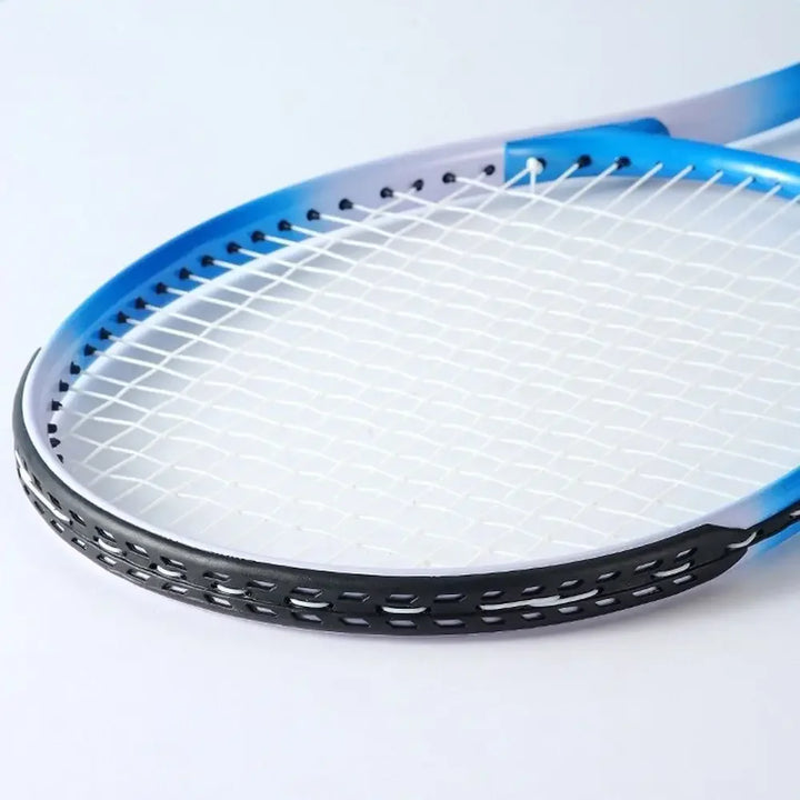 Farverigt tennisketsjer for børn i et komplet begynder træningssæt. Ideelt for udendørs leg og introduktion til tennis.