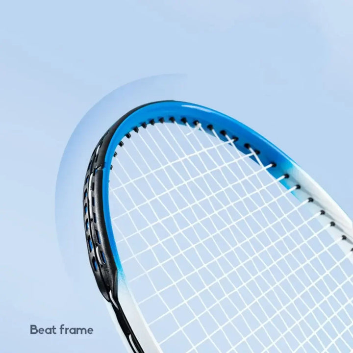 Komplet tennissæt til børn med alt til udendørs leg og træning. Inkluderer ketsjer og opspringstræner for nye tennisspillere.