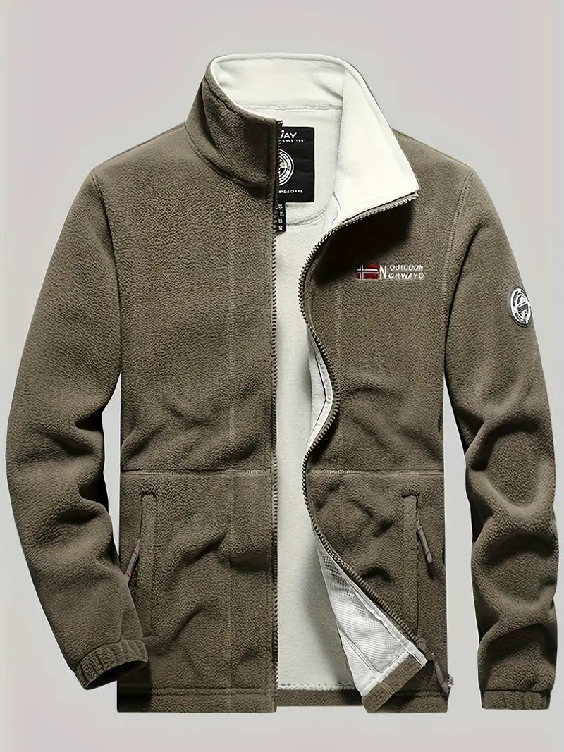 "Termisk fleece jakke i sort, perfekt til udendørs aktiviteter. Blødt stof, moderne design, fremragende isolering."