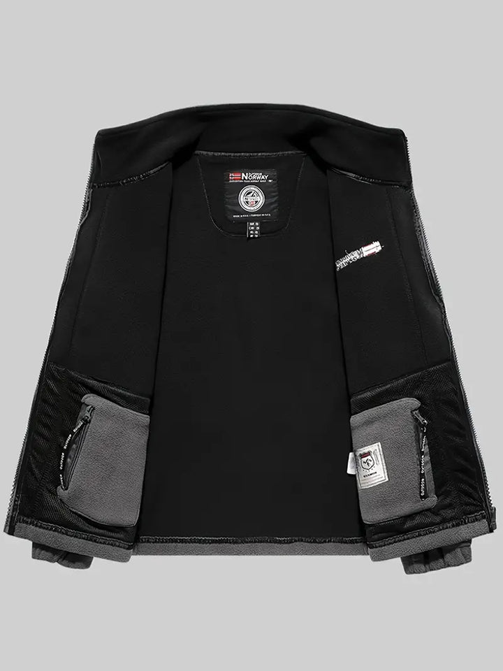 "Termisk fleece jakke i sort, perfekt til udendørs aktiviteter. Blødt stof, moderne design, fremragende isolering."