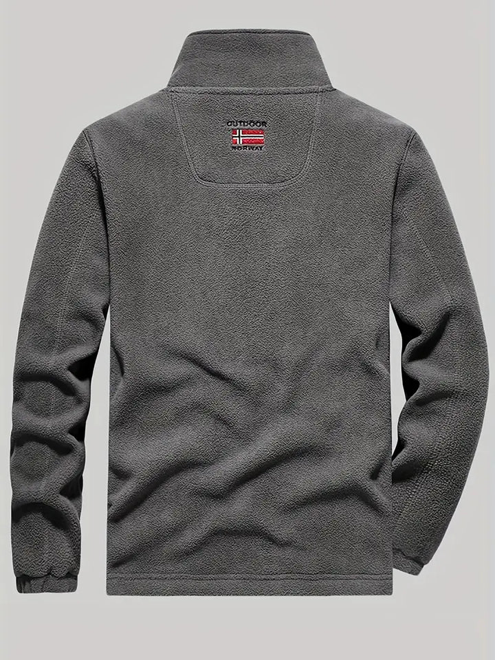 "Termisk fleece jakke i sort, perfekt til udendørs aktiviteter. Blødt stof, moderne design, fremragende isolering."