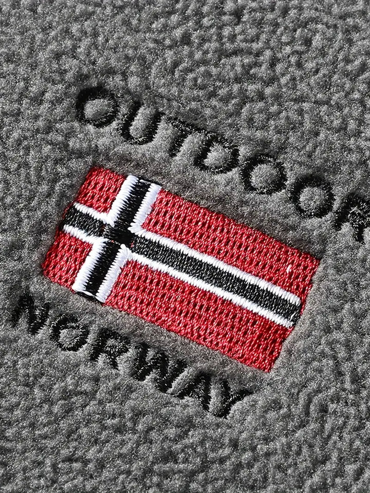 "Termisk fleece jakke i sort, perfekt til udendørs aktiviteter. Blødt stof, moderne design, fremragende isolering."