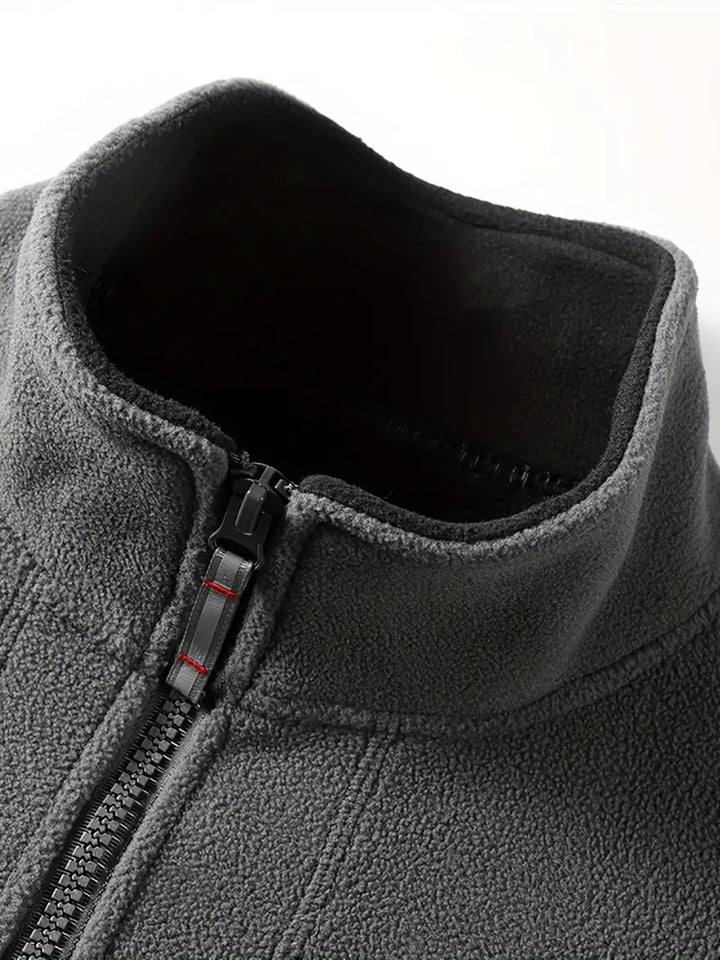 "Termisk fleece jakke i sort, perfekt til udendørs aktiviteter. Blødt stof, moderne design, fremragende isolering."