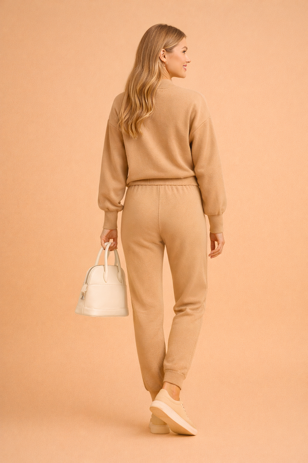 Tessa dame sæt, to-delt med moderne figursyet design til komfortabel fritid.