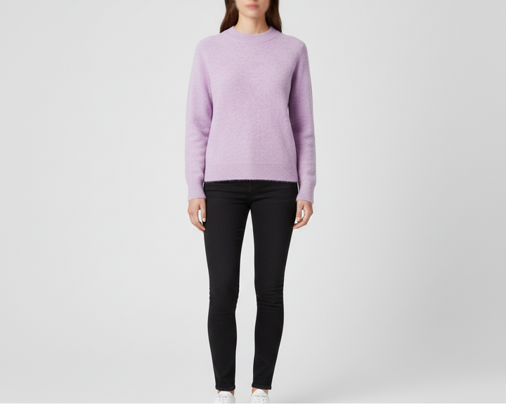 Rund hals damesweater. Langærmet og varm, perfekt til en kold vinterdag.