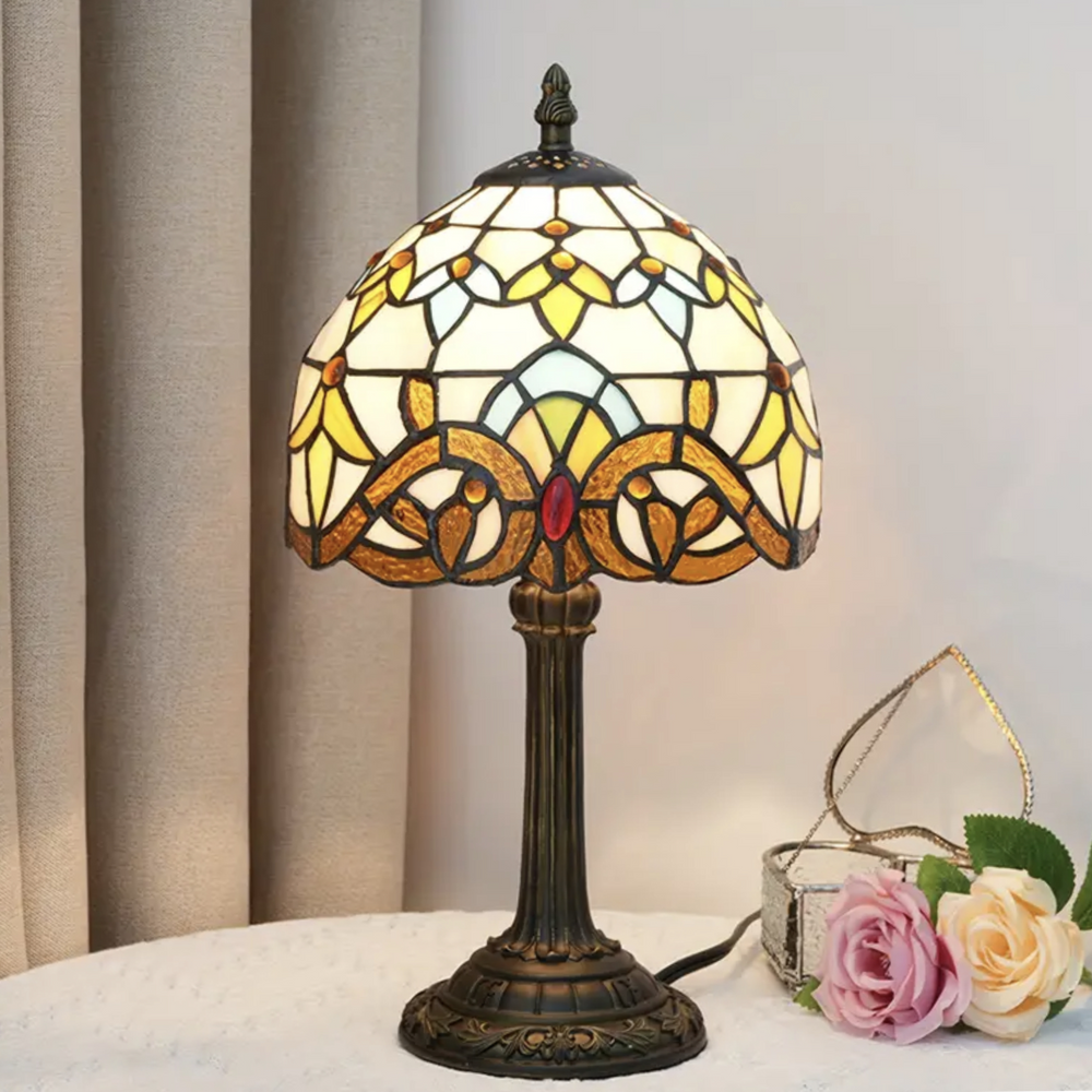 Elegant Tiffany bordlampe med unikt farverigt glasdesign. En smuk vintage glaslampe til belysning og indretning i stuen.