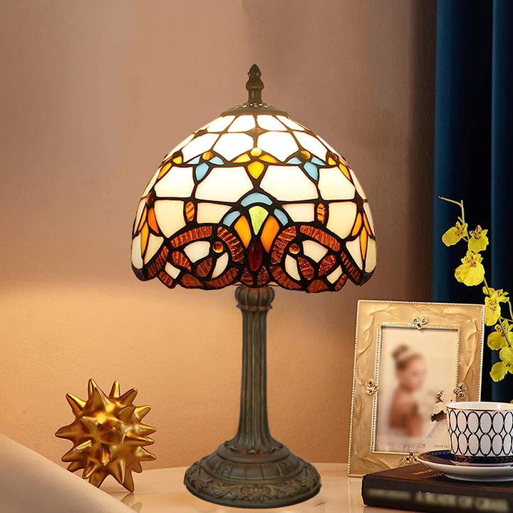 Klassisk Tiffany bordlampe med håndlavet farverigt glas. Skab stemning med denne dekorative vintage glaslampe i dit hjem.