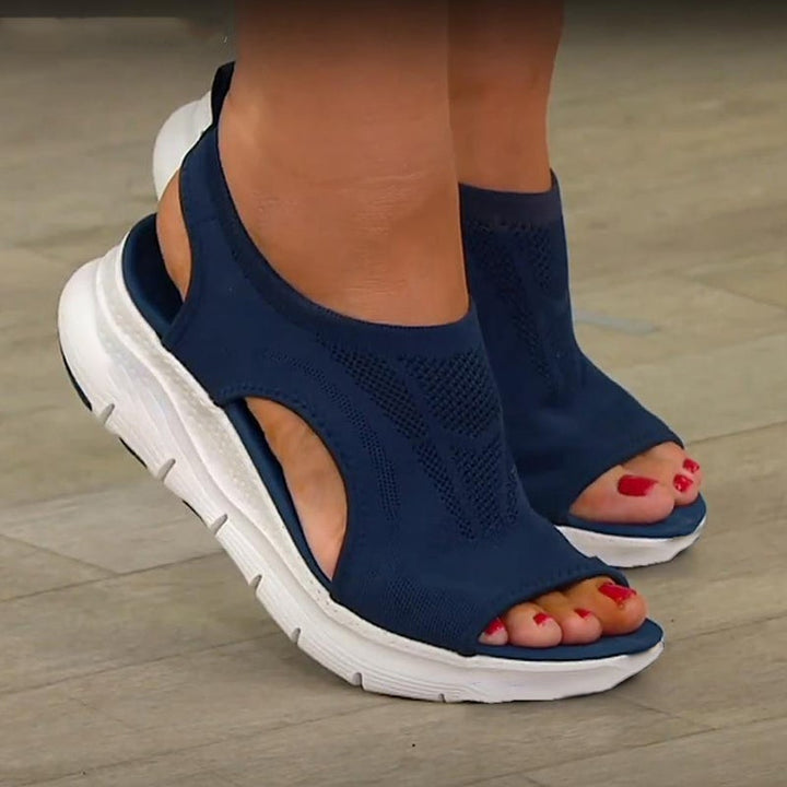 "Tina ortopædiske sandaler til kvinder i brun, bløde remme, robust sål, ortopædisk støtte til komfort og stil hele dagen."
