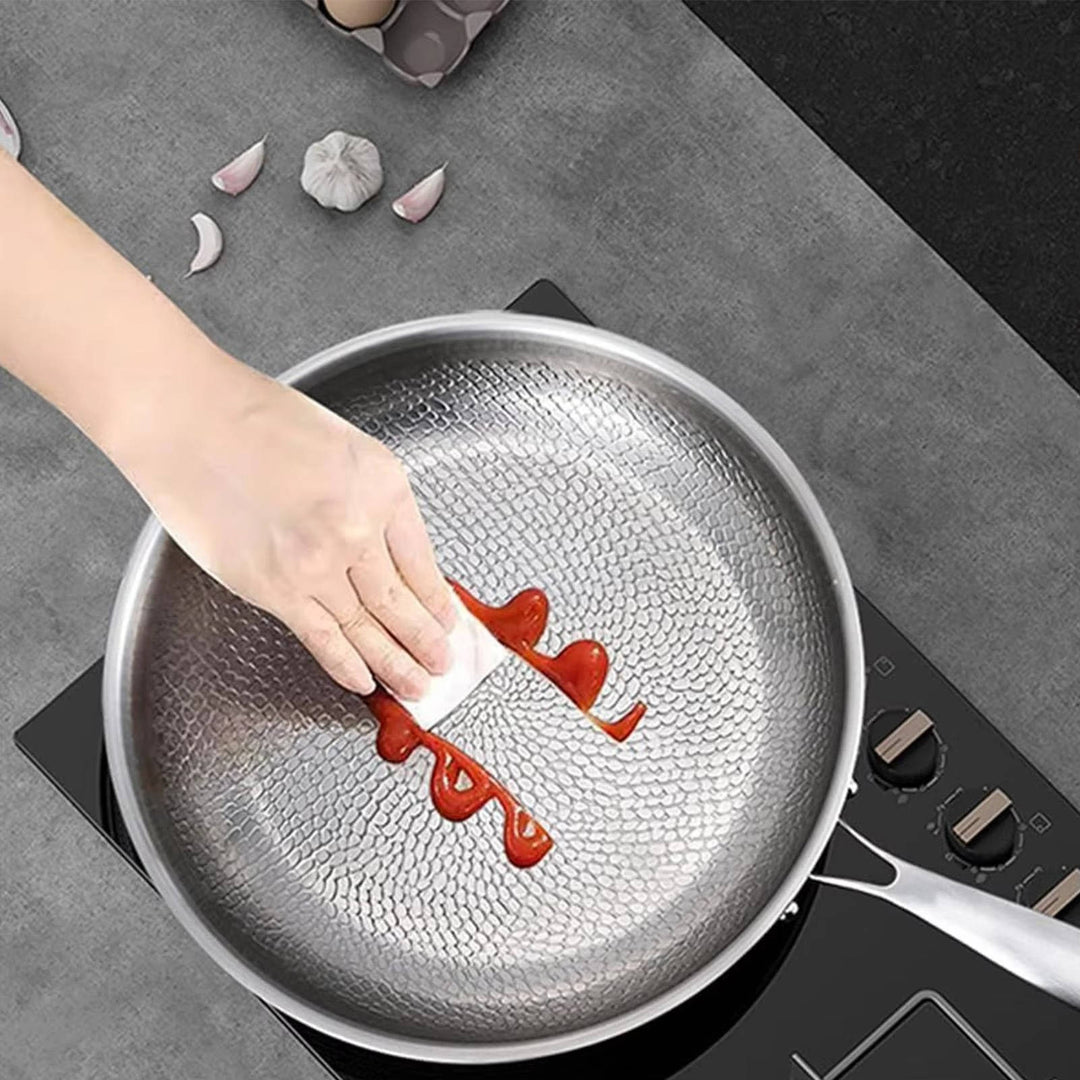 Alsidig og holdbar titanium stegepande til induktion, gas og camping. Perfekt til wok og daglig madlavning.