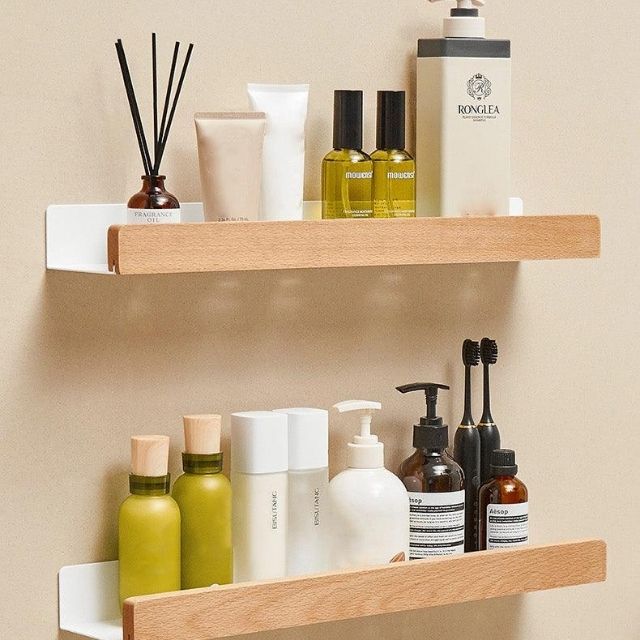 Minimalistisk træ badeværelseshylde. Selvklæbende design til vægmontering uden boring for ren indretning.