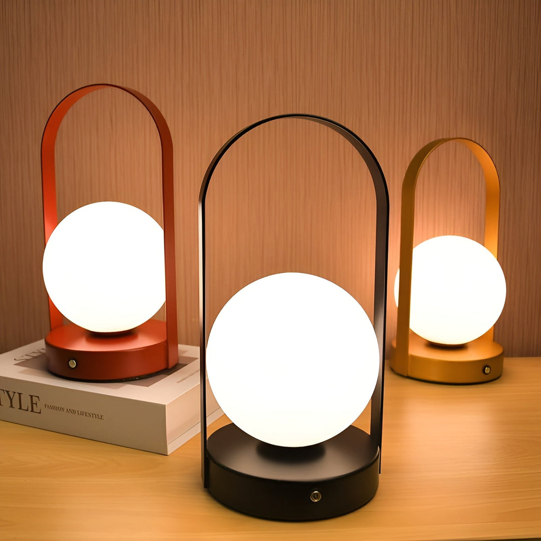 Trådløs bordlampe i minimalistisk design til fleksibel belysning i hjemmet. Genopladelig stemningslampe.