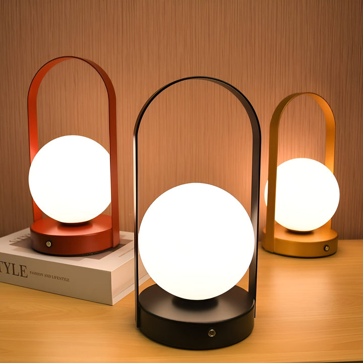 Trådløs bordlampe i minimalistisk design til fleksibel belysning i hjemmet. Genopladelig stemningslampe.