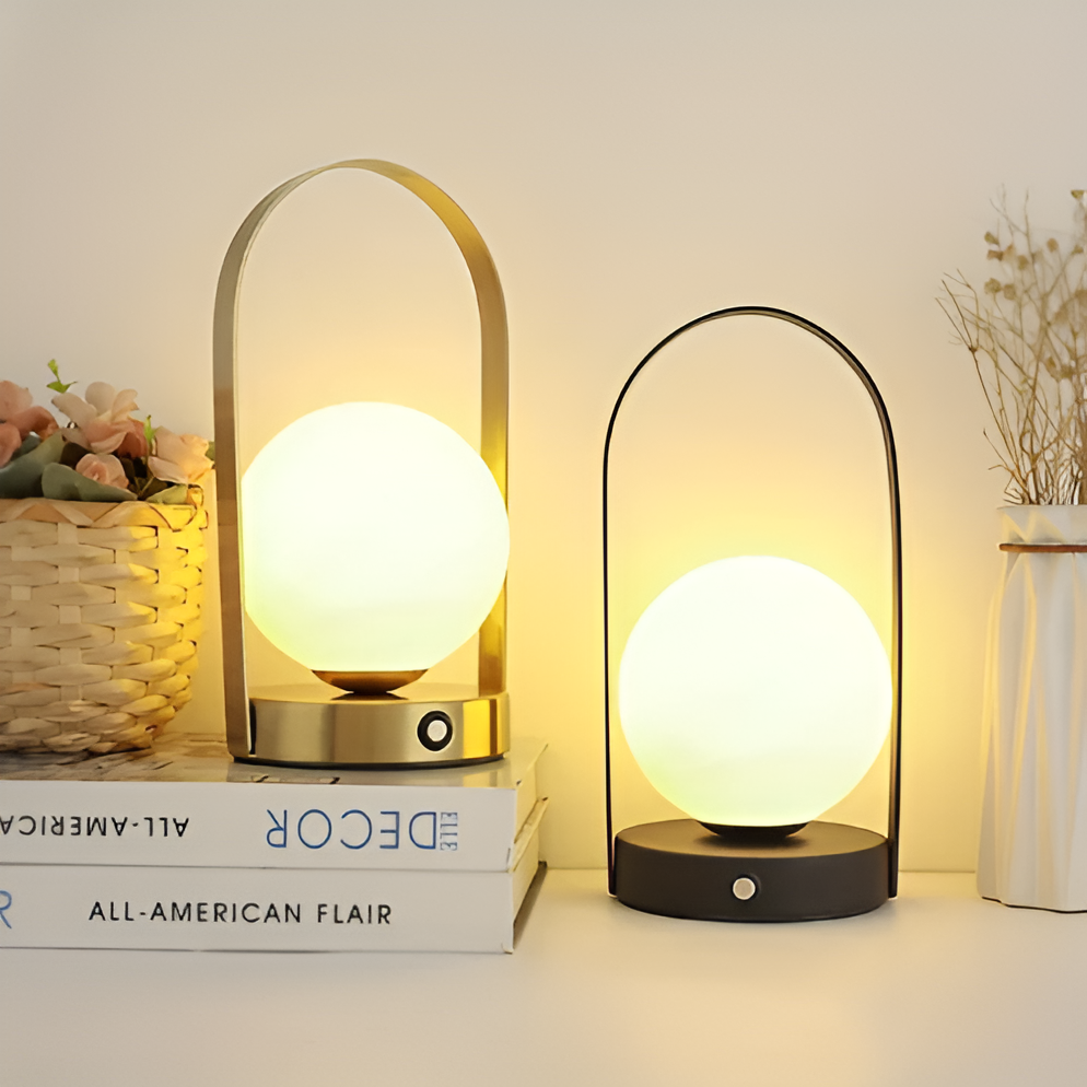 Stilfuld trådløs bordlampe skaber hyggelig stemning i stuen. Genopladelig og ledningsfri belysning.