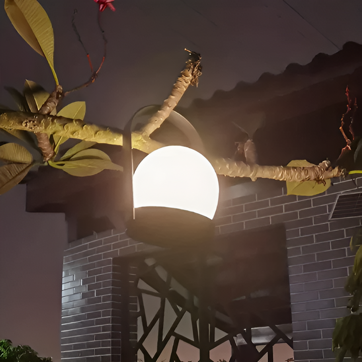 Nærbillede af trådløs bordlampe med touch-funktion. Nem justering af fleksibel belysning. Ledningsfri design.