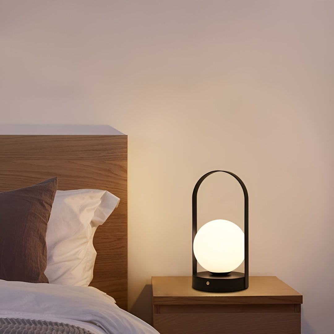 Dekorativ trådløs bordlampe giver behagelig belysning til læsehjørnet. Genopladelig og ledningsfri lampe.