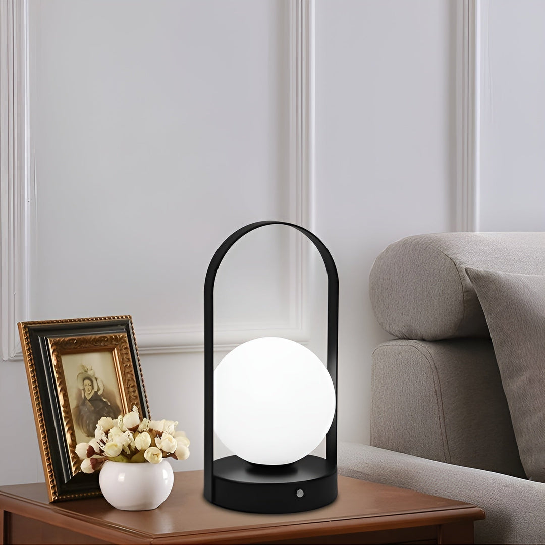 Elegant trådløs bordlampe, nem at placere. Genopladelig og ledningsfri giver fleksibel belysning uden besvær.