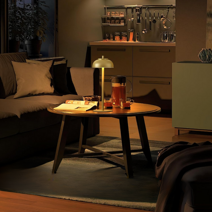 Elegant trådløs LED lampe til bord, giver varmt stemningslys og fleksibel belysning.