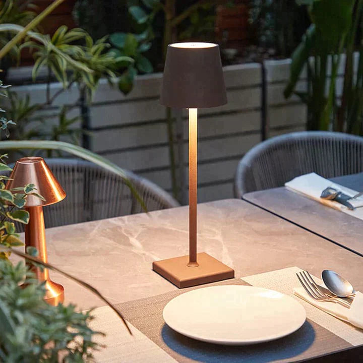 Bærbar LED bordlampe, trådløs og perfekt til hygge ude.