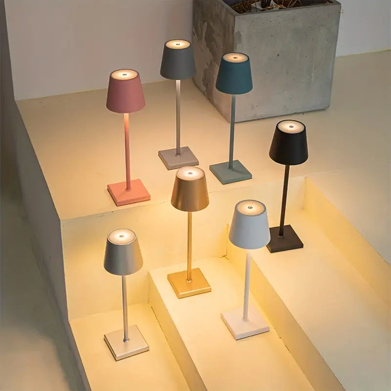 Robust udendørs trådløs bordlampe, ideel til sommeraftener.