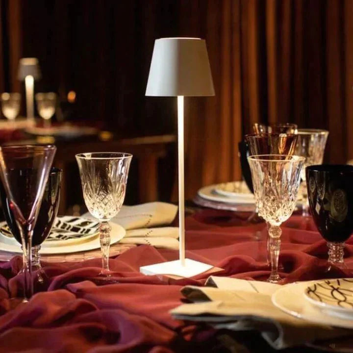 Design bordlampe: Trådløs, genopladelig med justerbart LED lys.