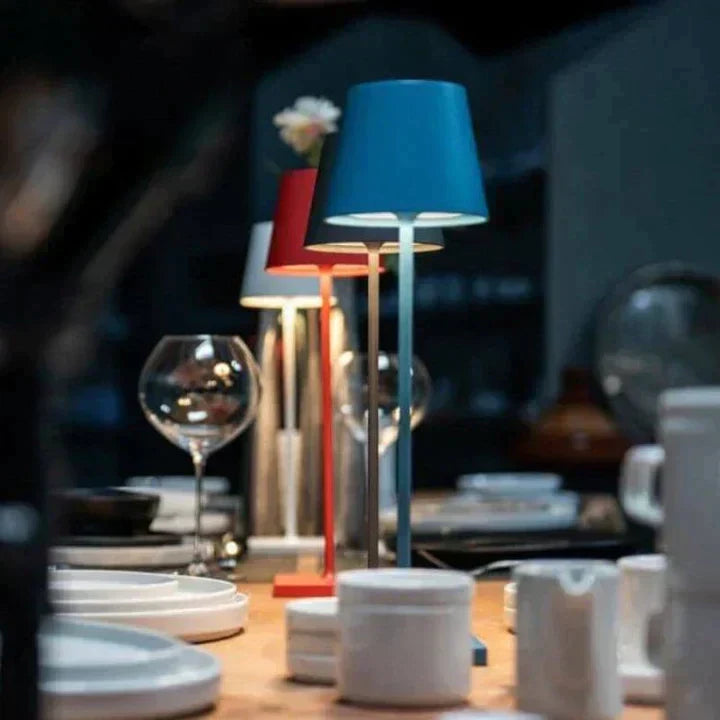 Trådløs bordlampe i minimalistisk design, skaber rolig stemning.