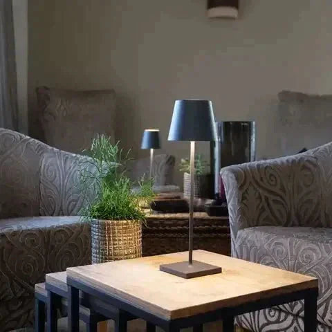Praktisk genopladelig trådløs LED lampe til camping og picnic.