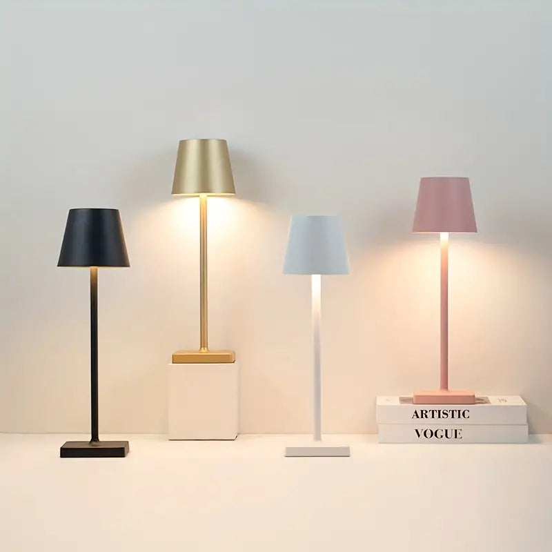 Trådløs udendørs lampe, skaber stemningsfuld belysning på altanen.