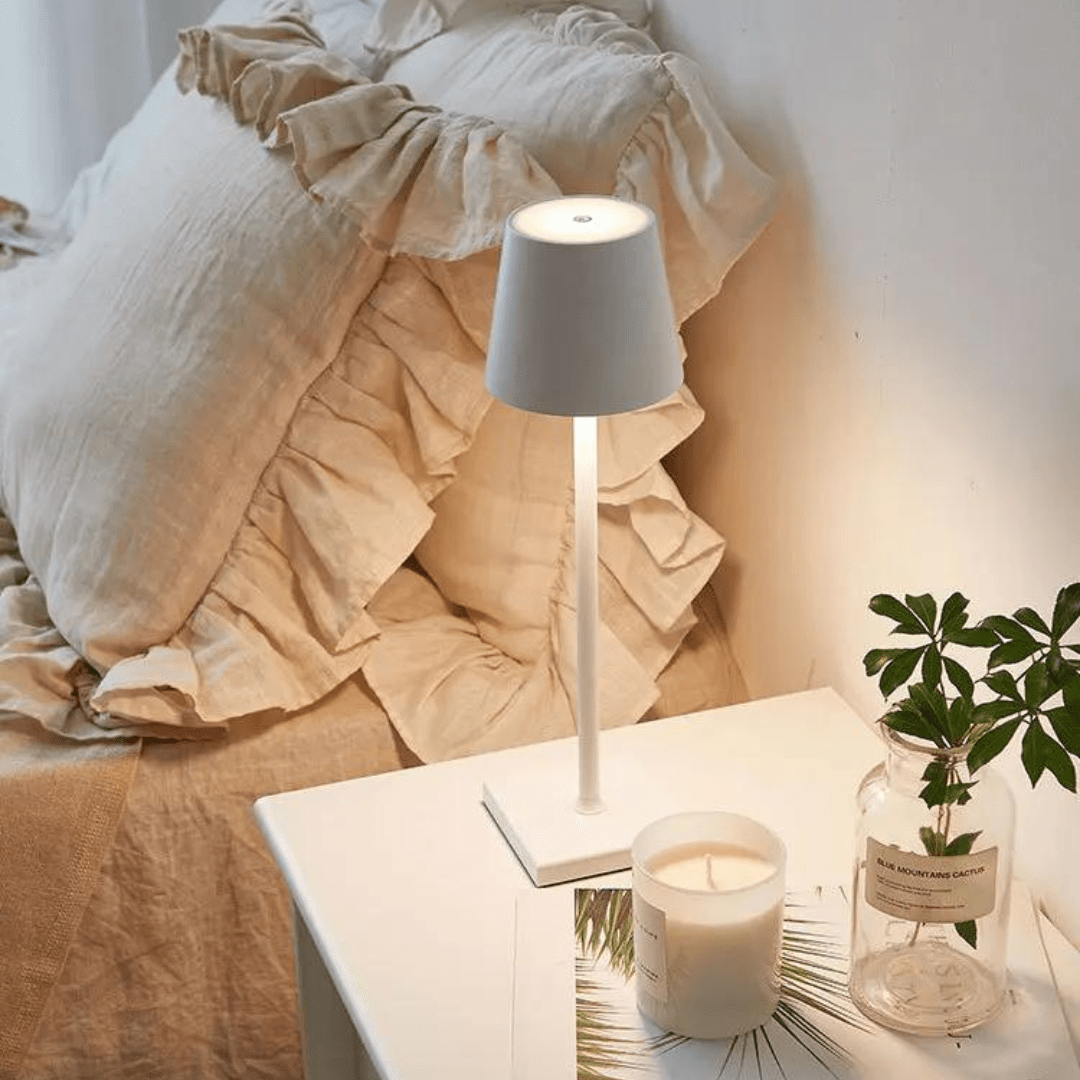Moderne udendørs bordlampe, trådløs og vandafvisende, med LED lys.