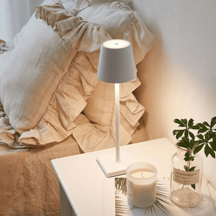 Moderne udendørs bordlampe, trådløs og vandafvisende, med LED lys.
