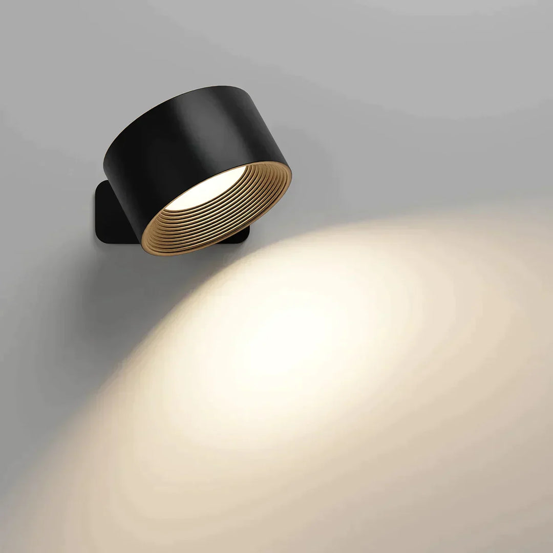 Trådløs LED væglampe med fleksibel 360° rotation, perfekt til hyggebelysning indendørs.