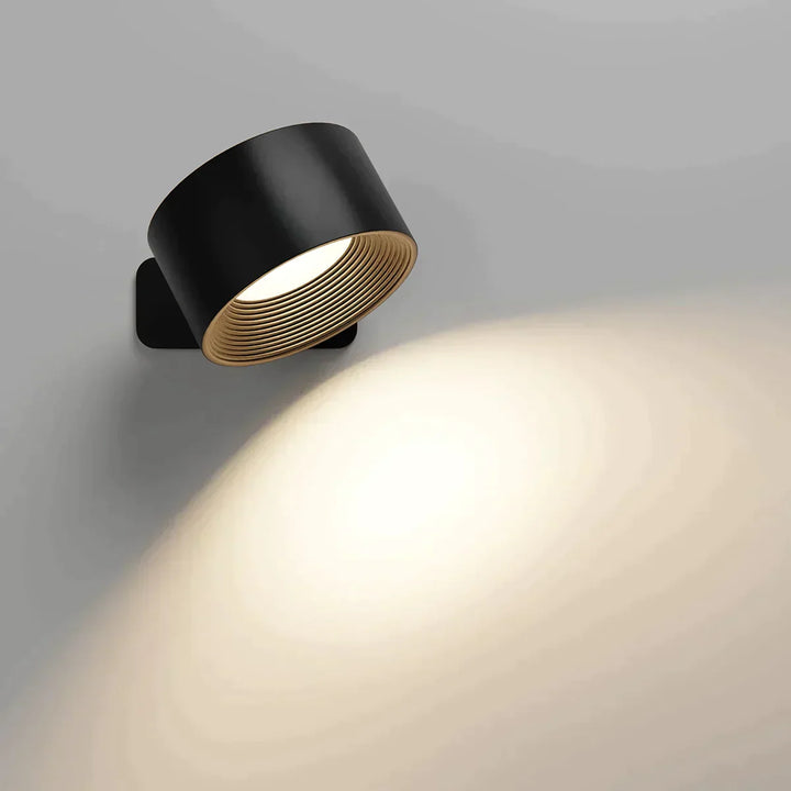 Trådløs LED væglampe med fleksibel 360° rotation, perfekt til hyggebelysning indendørs.