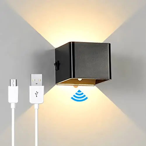 Genopladelig trådløs væglampe med justerbar LED belysning. Perfekt til moderne indretning.