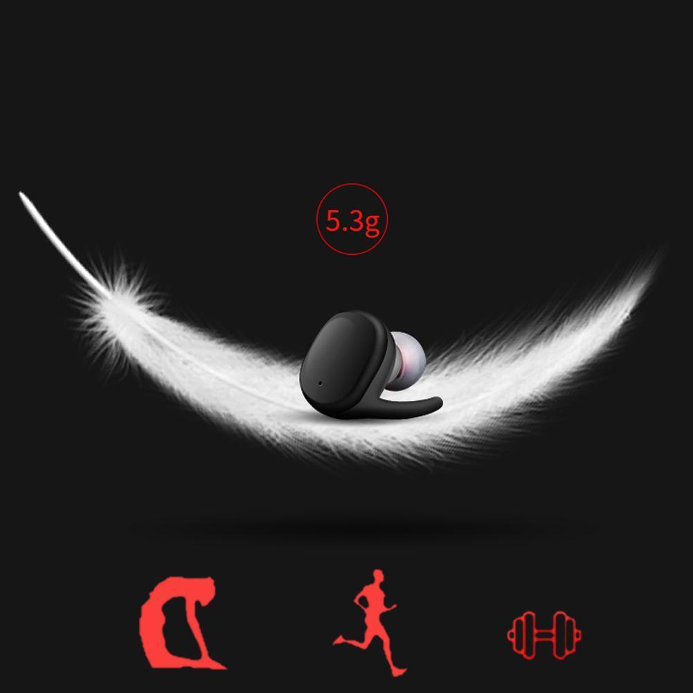 Person med sorte trådløse Bluetooth in-ear høretelefoner, nyder musik under fitness træning.