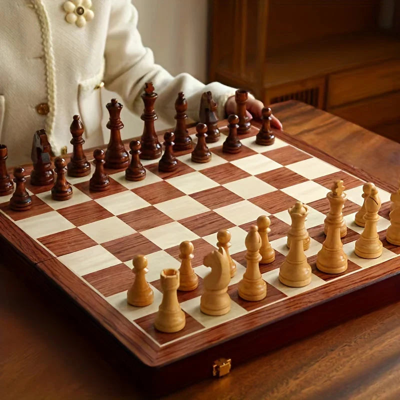 Træskaksæt med klassisk design. Ideelt til strategisk spil. Holdbart og elegant.