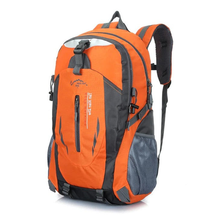 TrailGuard Pro vandtæt rygsæk set bagfra. Ergonomisk designet rejsetaske med polstrede stropper til outdoor.