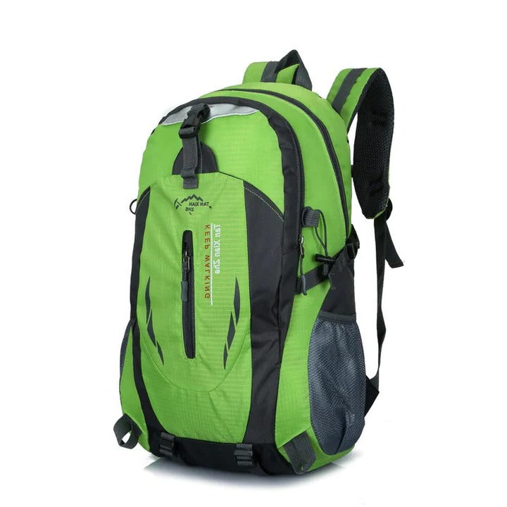 Front af TrailGuard Pro rygsæk. Rummelig, vandtæt daypack med mange lommer til vandretur og campingudstyr.