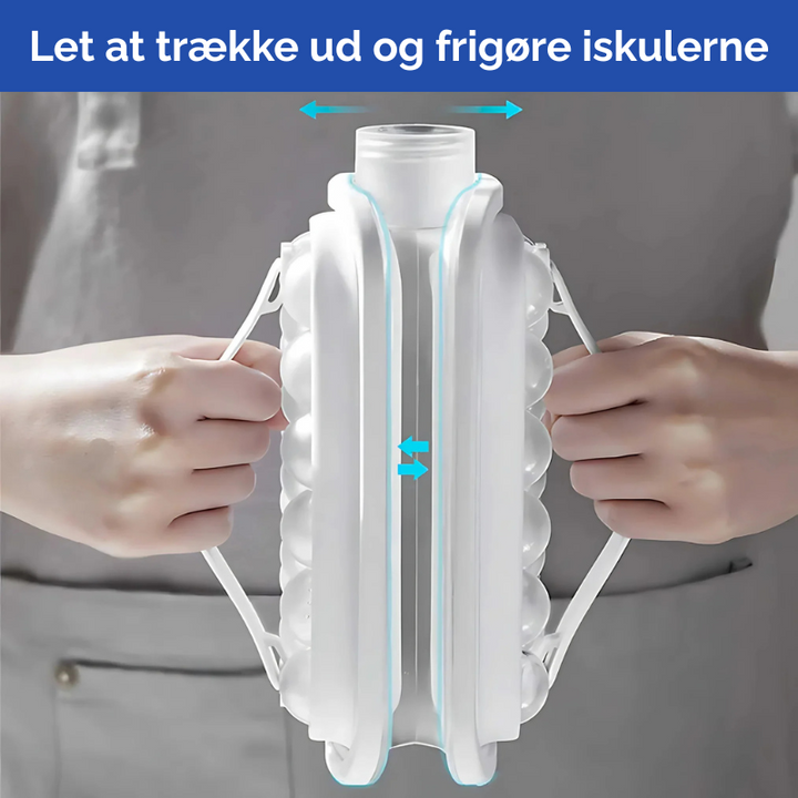 Færdige krystalklare iskugler fra formen i en drink. Perfekt afkøling for whisky, cocktails eller sodavand.