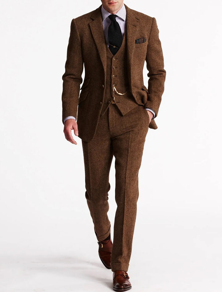 "Tredelt tweed jakkesæt til mænd i brun, elegant og klassisk stil, inkluderer skjorte, vest og bukser for sofistikeret look."