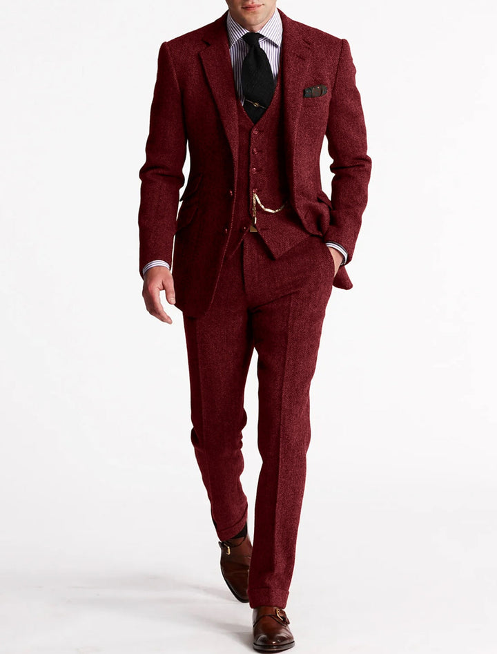 "Tredelt tweed jakkesæt til mænd i brun, elegant og klassisk stil, inkluderer skjorte, vest og bukser for sofistikeret look."