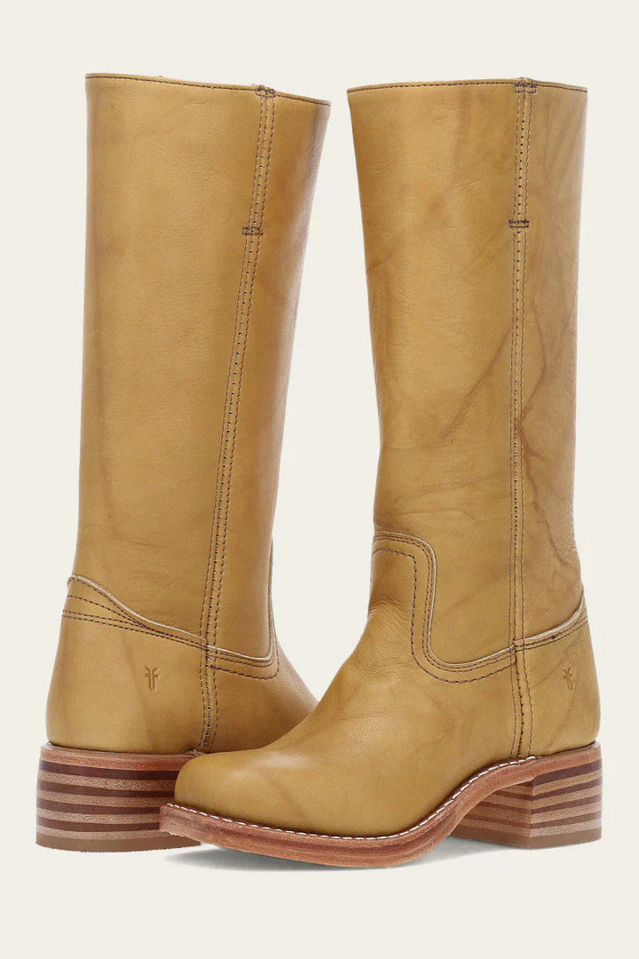"Trendy, brun læderstøvle til kvinder, high boots stil, fremstillet af holdbart og høj kvalitet læder, elegant design."